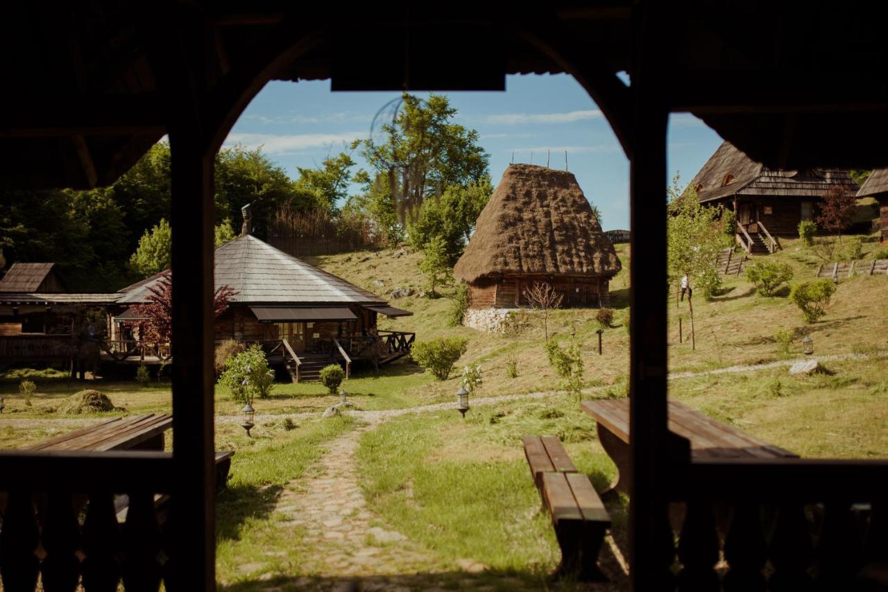 Raven's Nest - The Hidden Village, Transylvania - Romania Sub Piatra Buitenkant foto